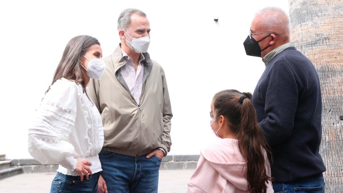 La reina Letizia, con blusa de Uterqüe y vaqueros de Liu Jo, en La Palma