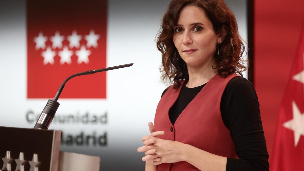 La presidenta de la Comunidad de Madrid, Isabel Díaz Ayuso, en una rueda de prensa después de una reunión con el presidente de la Junta de Castilla y León, en la Real Casa de Correos.