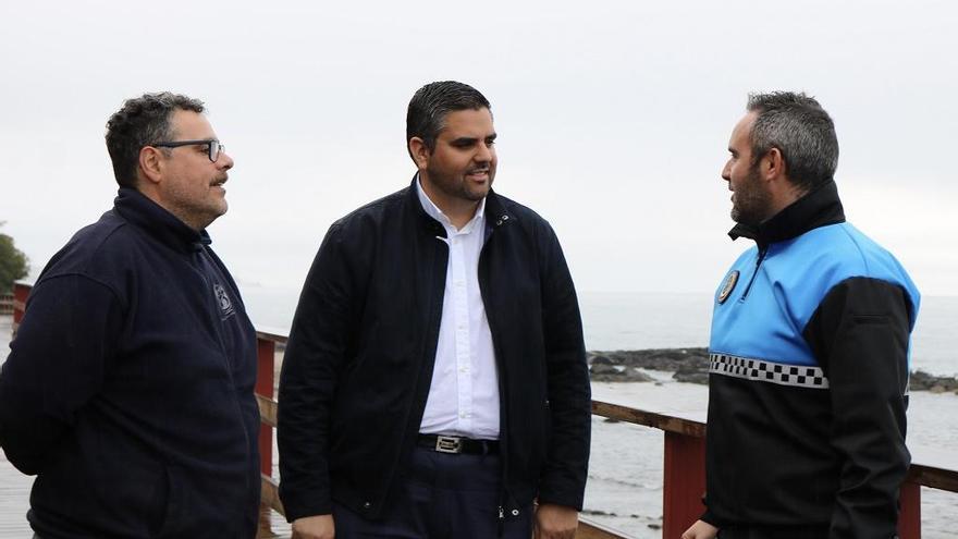 El edil José Antonio González (en el centro) visita las playas.