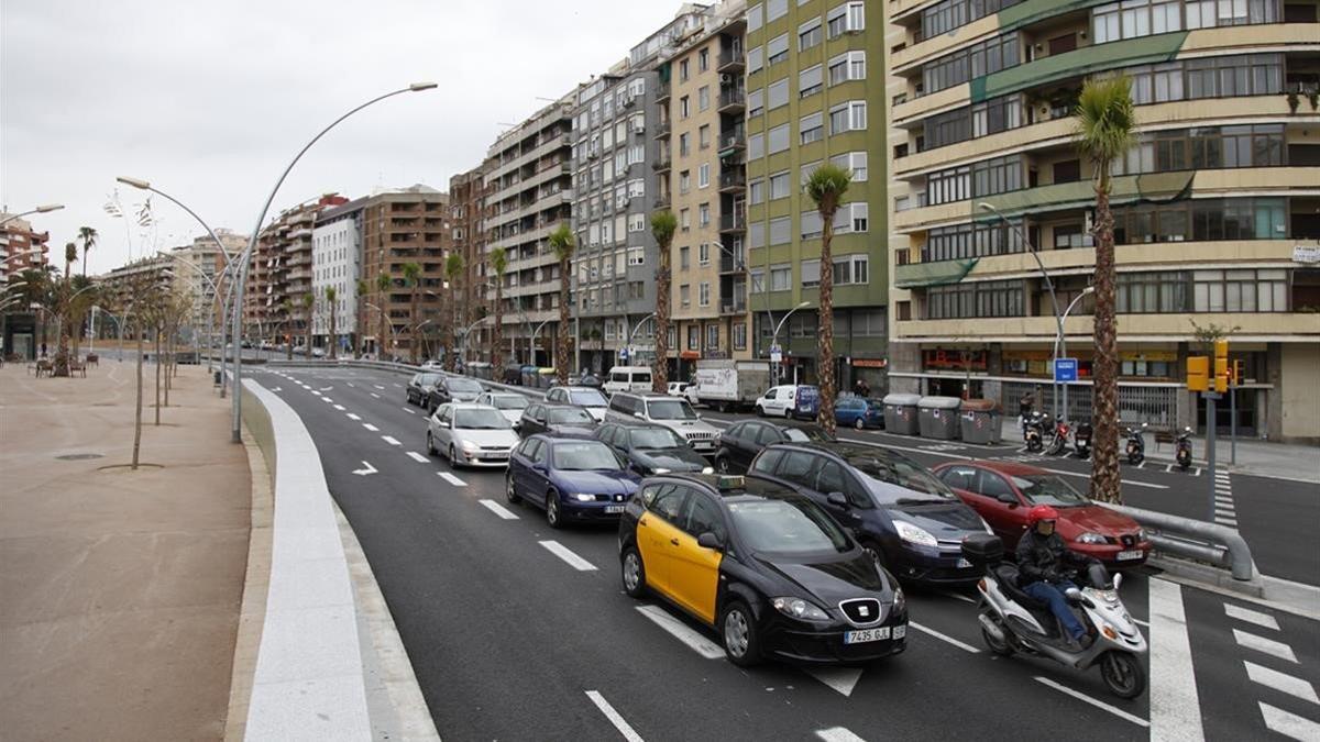 Vehículos parados en un semáforo en la Ronda del Guinardó de Barcelona.