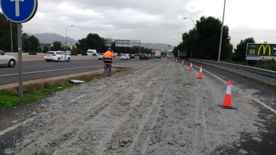 Un camión ha descargado su carga de gravilla en el ramal de salida a la vía de cintura