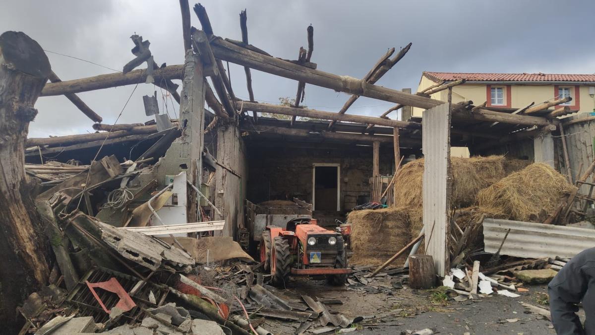 Daños provocados por el tornado en Oza-Cesuras