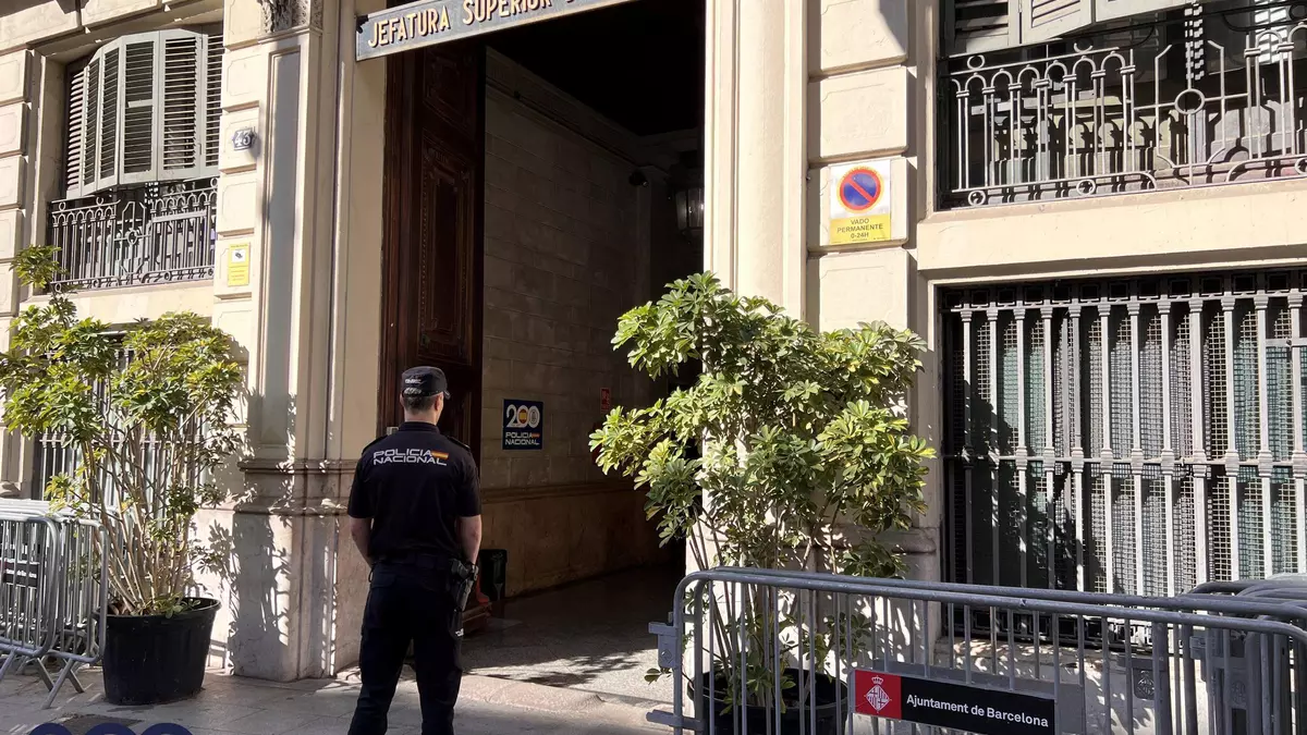 Un policía fuera de servicio atrapa a un ladrón reincidente que acababa de robar en un comercio de Badalona