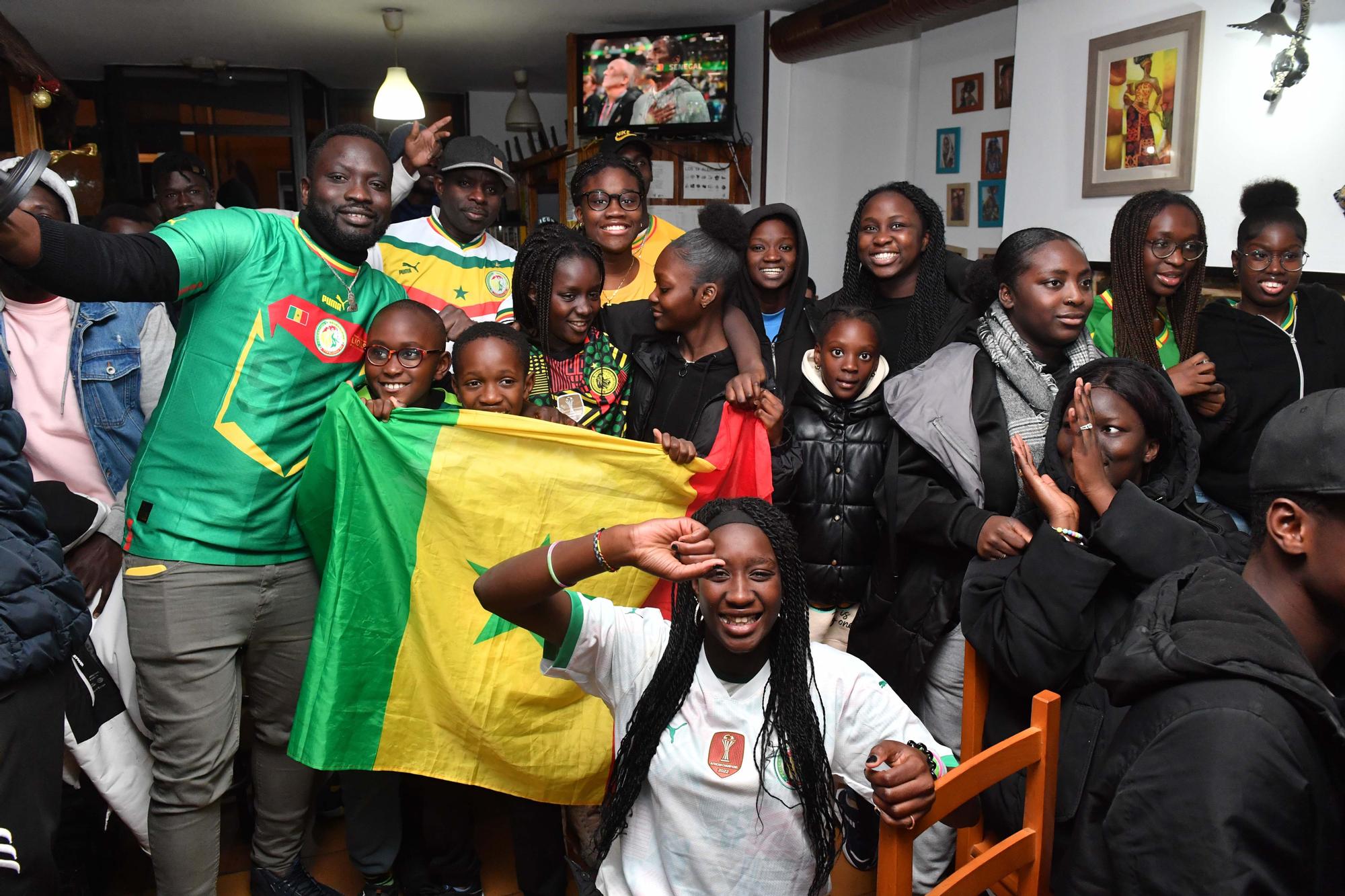 Senegaleses en A Coruña se reúnen en el Agra para ver el partido Senegal-Inglaterra en el Mundial de Qatar