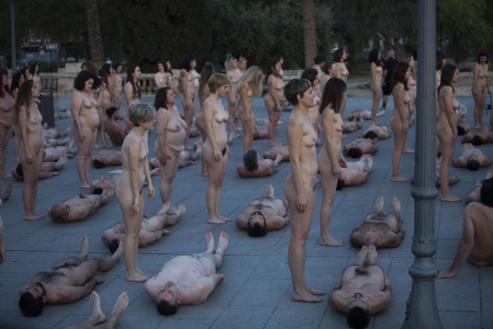 Spencer Tunick desnuda a 2.000 personas en València frente a las Torres de Serranos