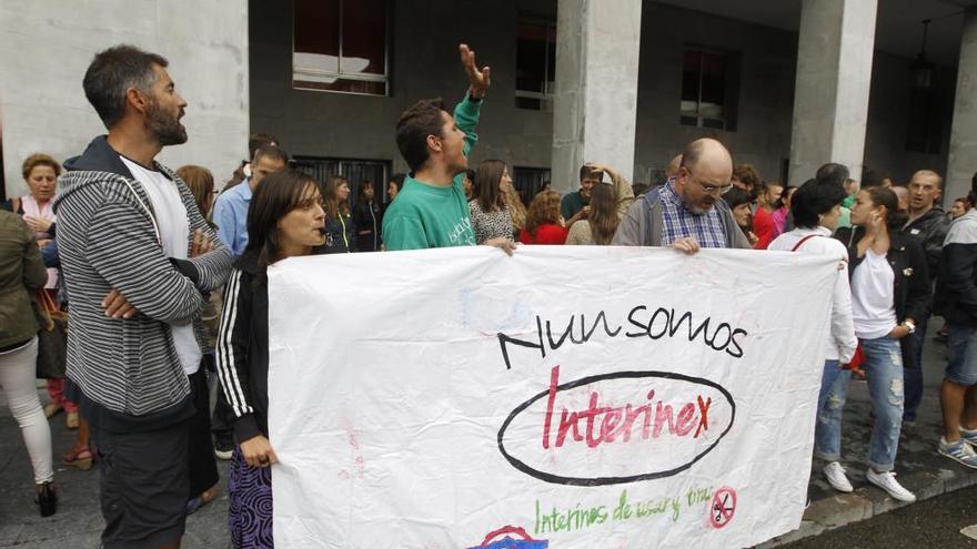 Unos 300 interinos se concentran frente a la Consejería de Educación en protesta por los retrasos de las listas