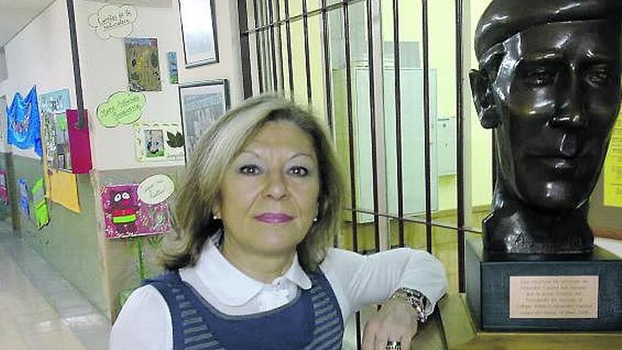 María José Tella, junto al busto de Alejandro Casona que preside la entrada al centro educativo.