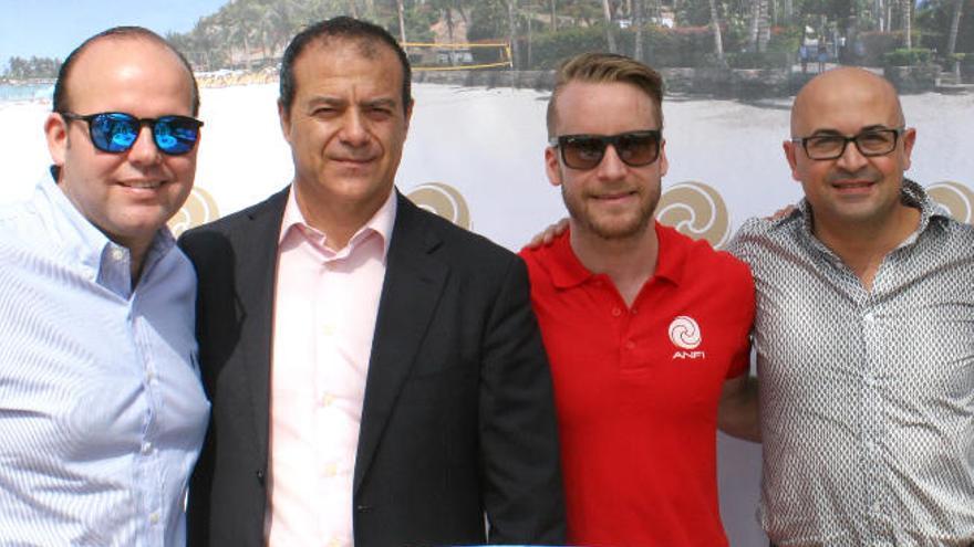 Mads Ostberg (de rojo), junto a directivos de Anfi.