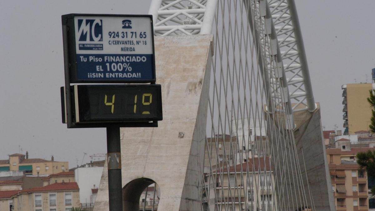 Un termómetro junto al puente de Lusitania en Mérida