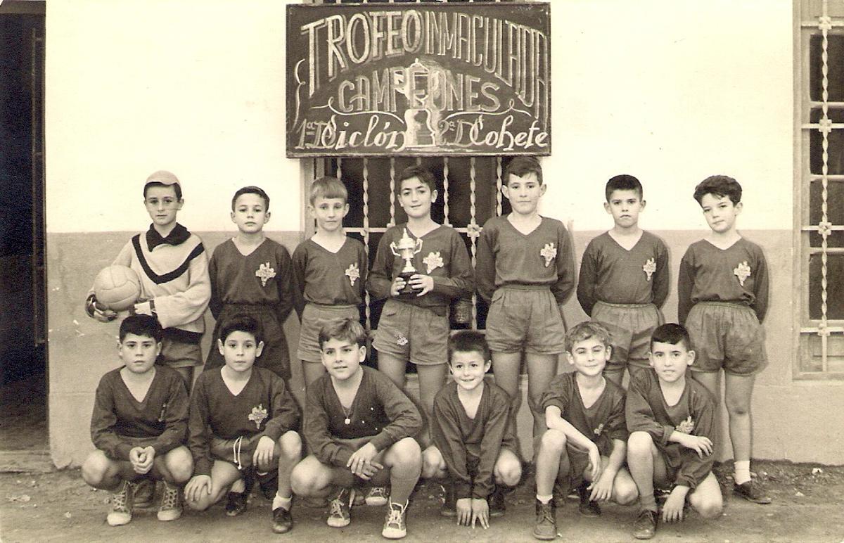 Equipo de fútbol de la sucursal de los H.H. Maristas. Fayrén, agachado en el centro de la imagen. 1959.