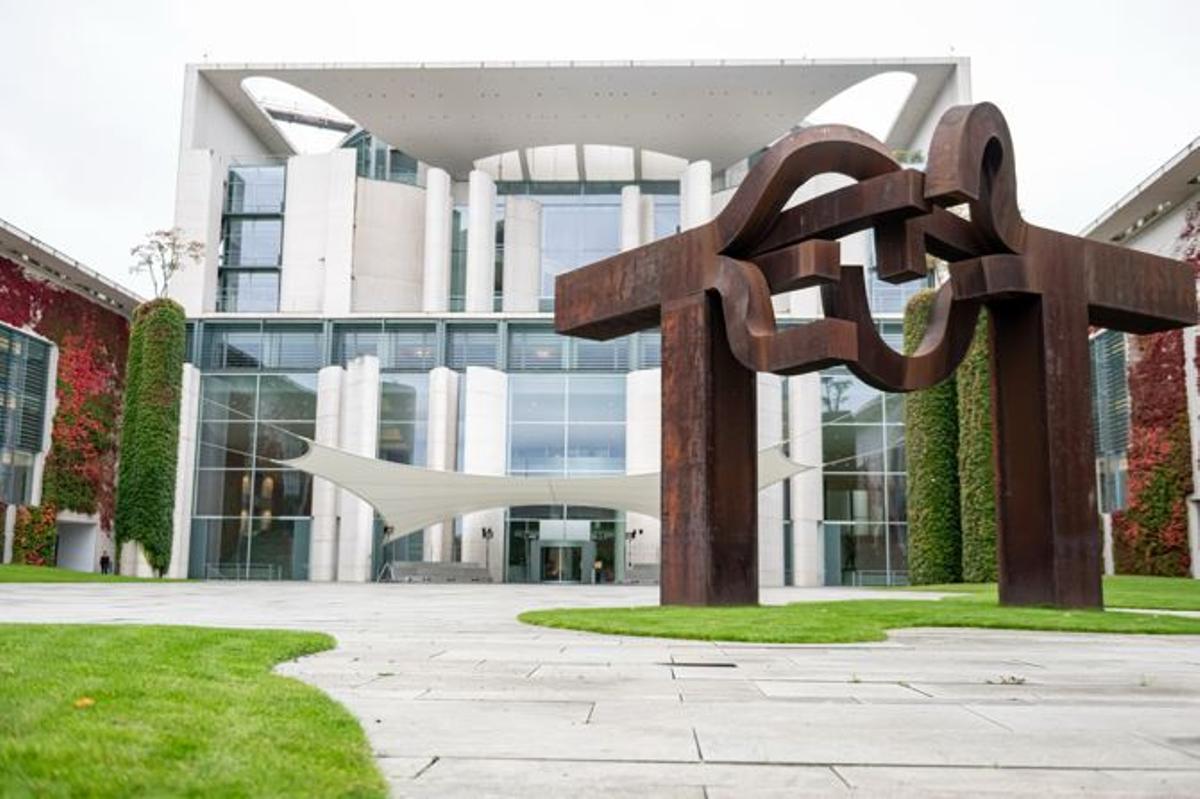 Die Chillida-Skulptur vor dem Bundeskanzleramt in Berlin