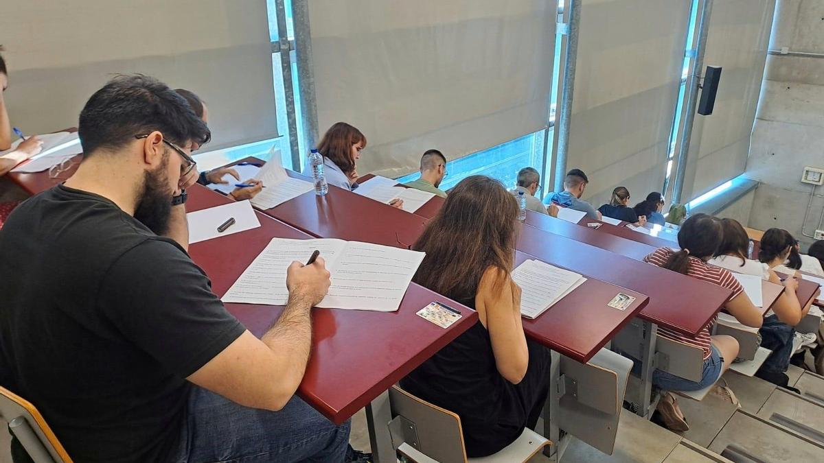 Opositores de Educación durante un examen.