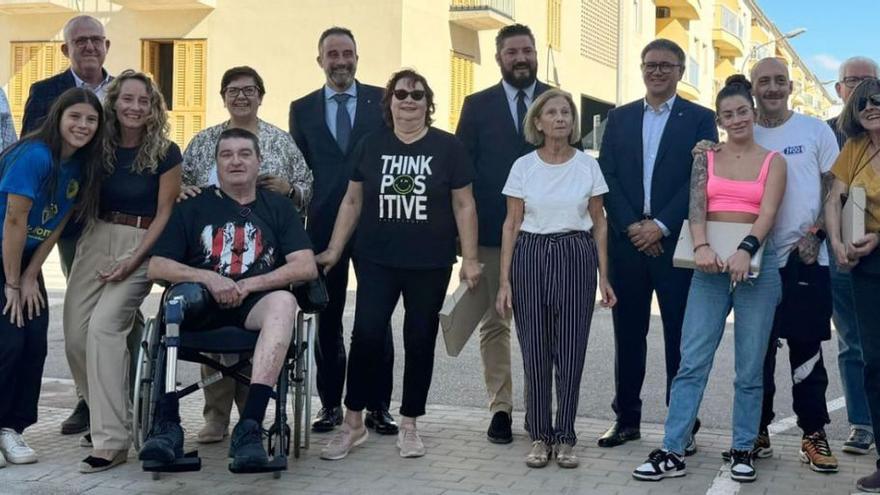 Foto de familia de los beneficiarios de la nueva promoción.