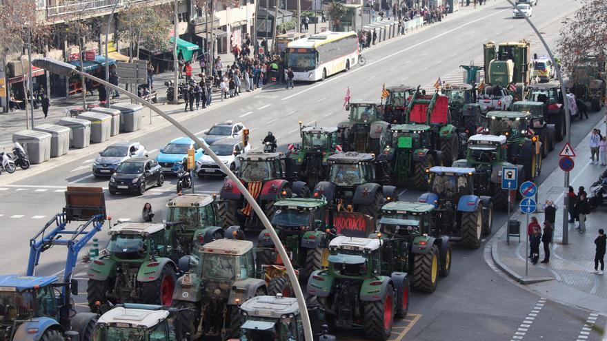 La pagesia arriba a Barcelona amb més de 2.000 tractors en una mobilització històrica