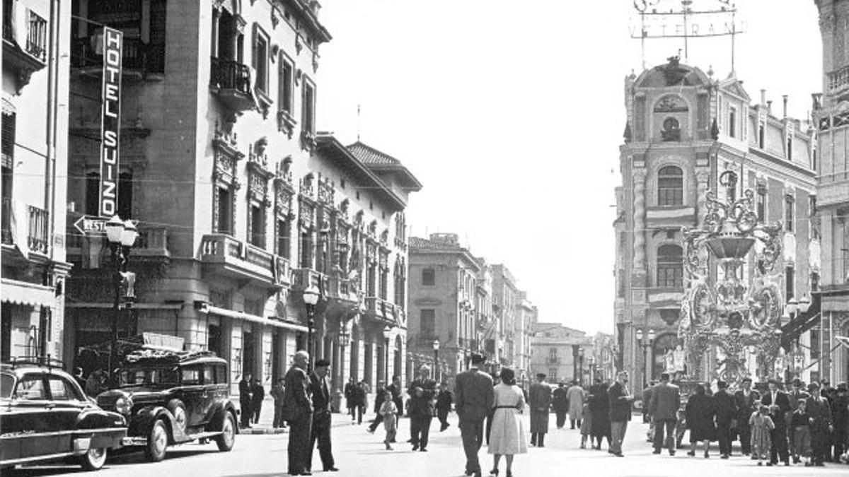 Gaiata 3 Porta del Sol, con el Hotel Suizo y el Casino Antiguo.