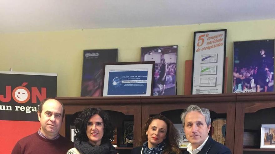 Por la izquierda, David Argüelles, Sara Menéndez, María Rodríguez y Germán Heredia, ayer, en la sede de la Unión de Comerciantes.