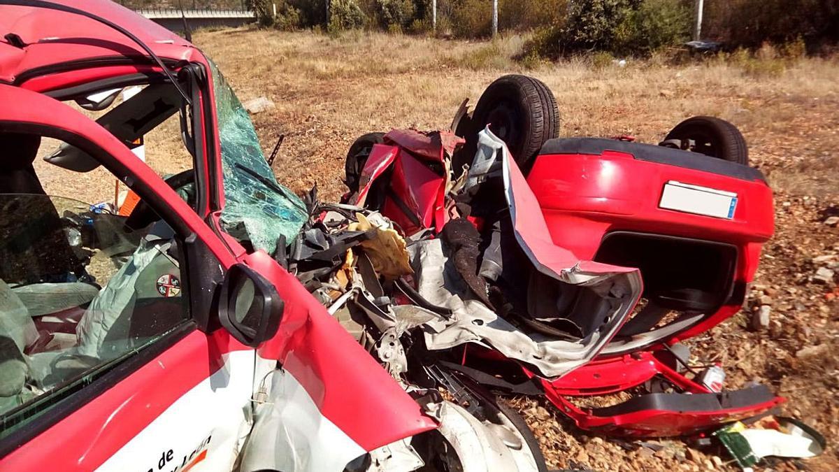 Estado de los dos vehículos implicados en el accidente. | Bomberos Rionegro del Puente