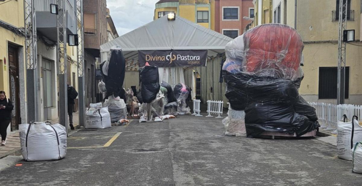 Los primeros ninots llegan a la falla Cambro.