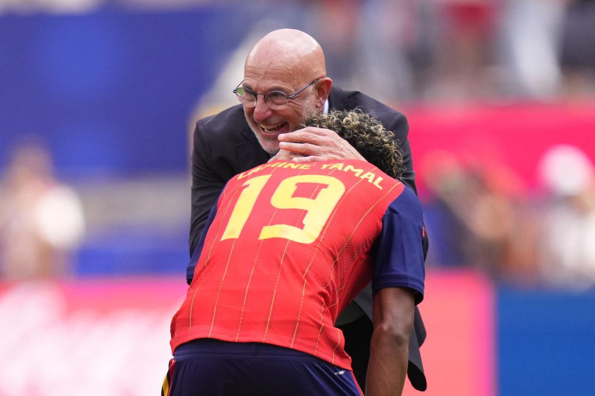 Luis de la Fuente abraza a Lamine tras la victoria contra Bélgica.