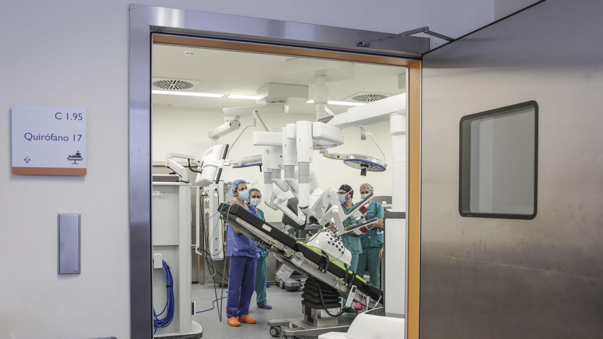Un equipo sanitario se prepara para una intervención.