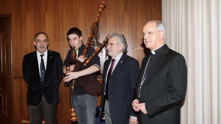 Xosé Lois Foxo, Marcos Foxo, Rosendo Fernández y Leonardo Lemos Montanet, ayer, en la Diputación de Ourense.  // Iñaki Osorio