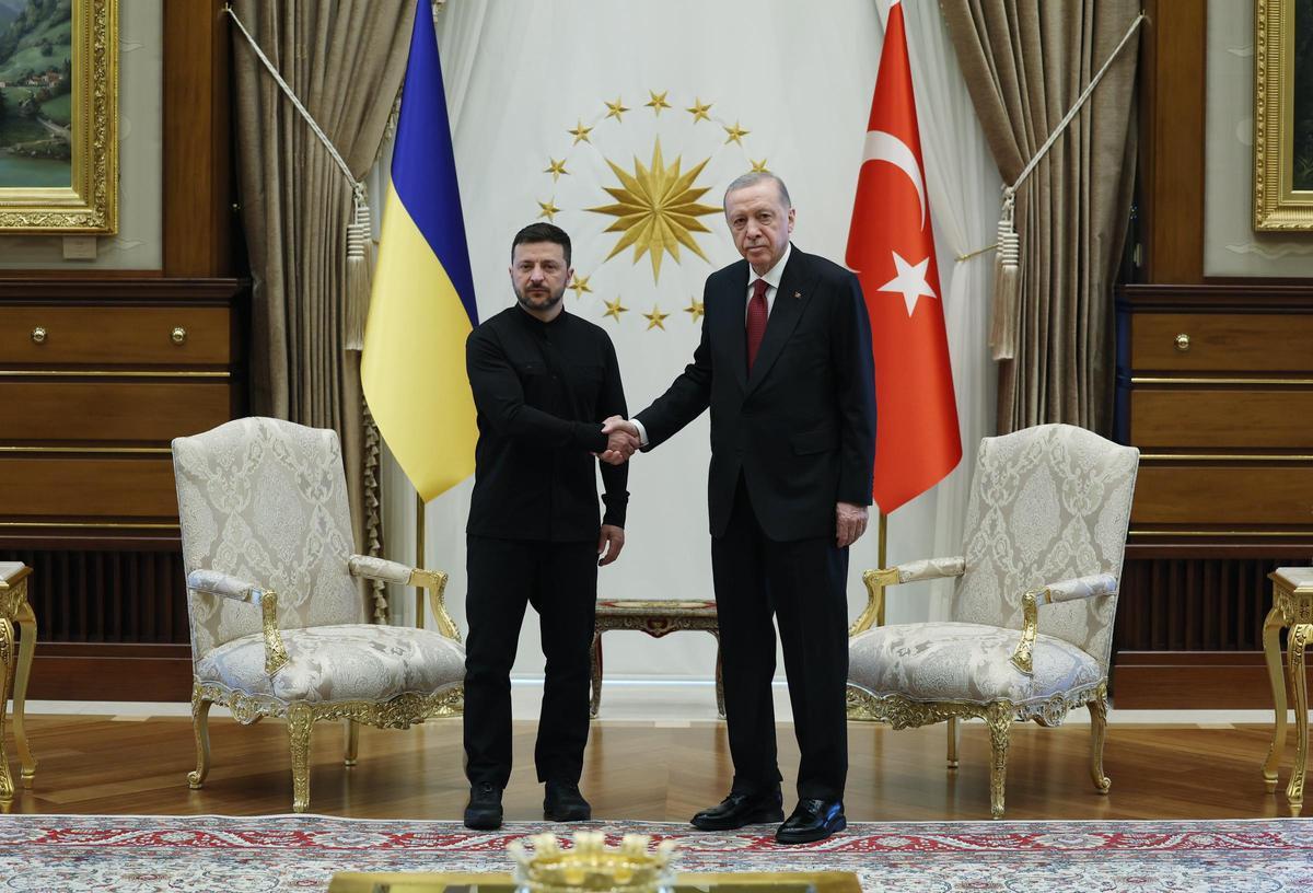 Zelenski se reúne con Erdogan en Ankara para debatir salidas negociadas a la guerra con Rusia