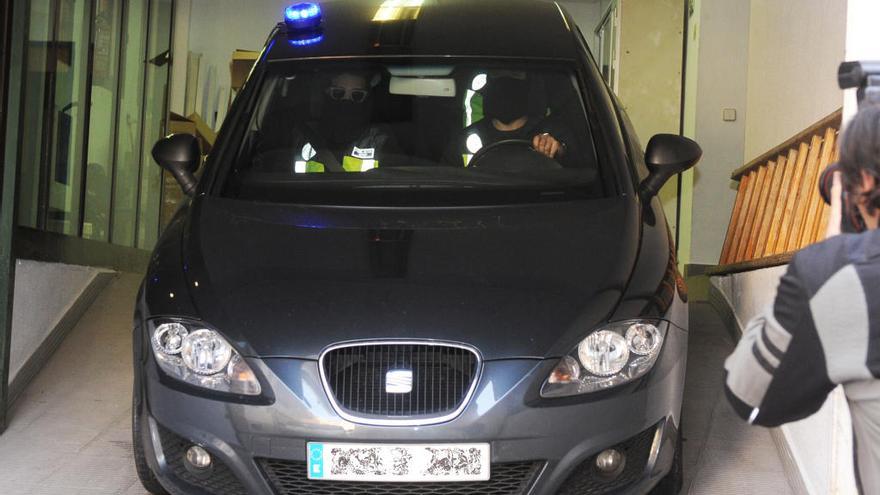 Momento en el que ayer un coche policial abandonaba la Comisaría con Quique Pina en dirección a Madrid.