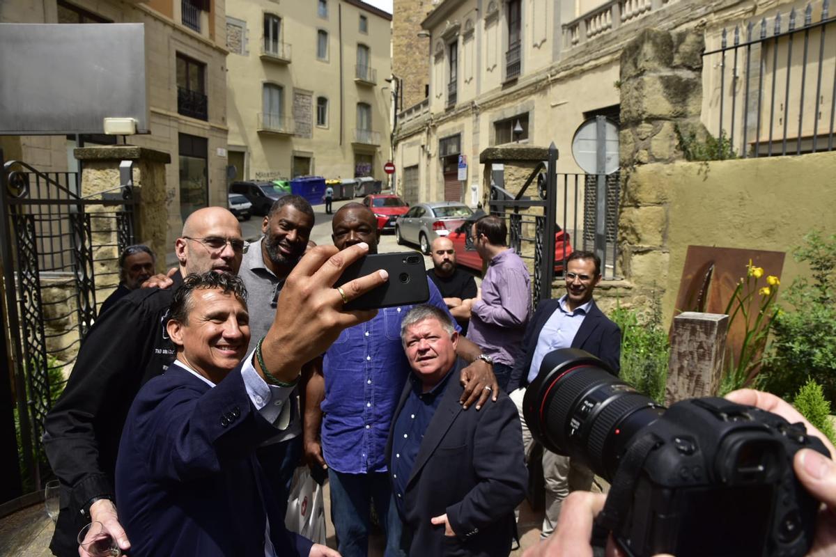 Chus Lázaro fa una selfie amb Singla, Alston, Sallier i Rodríguez, al pati del cau de l'Ateneu