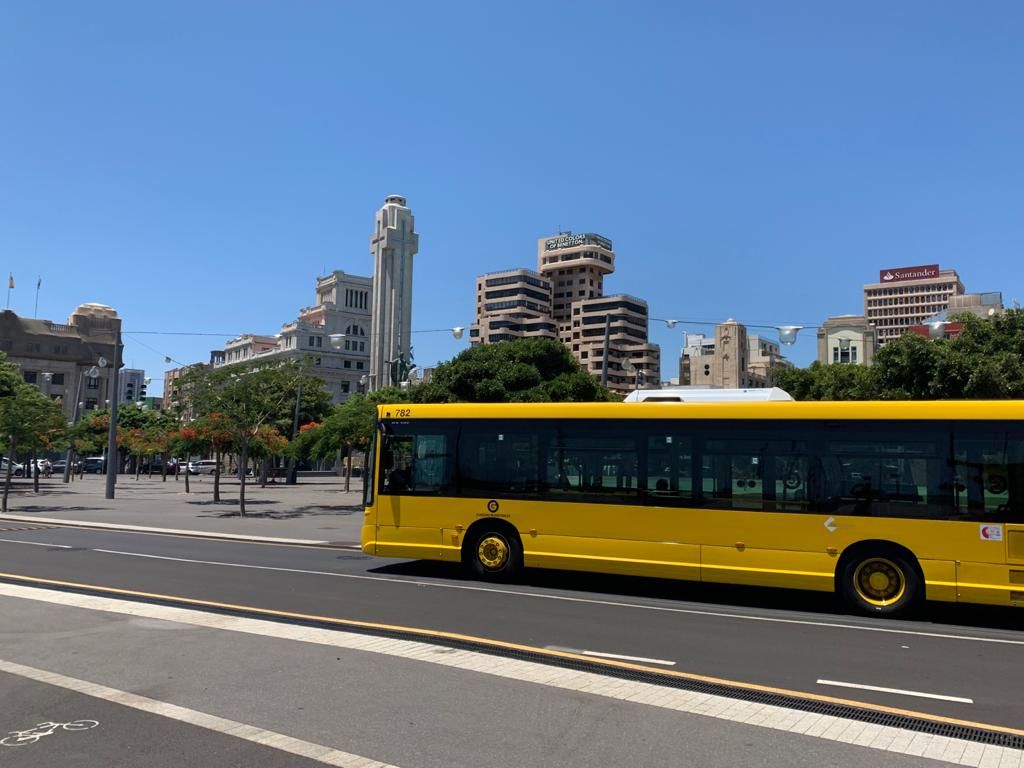 Titsa prueba desde hoy las prestaciones de una guagua de Las Palmas en Santa Cruz