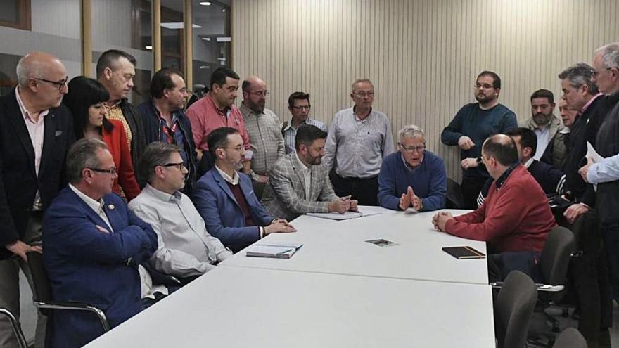 Joan Ribó rodeado de todos los representantes de las Fallas en la reunión celebrada ayer en el ayuntamiento.