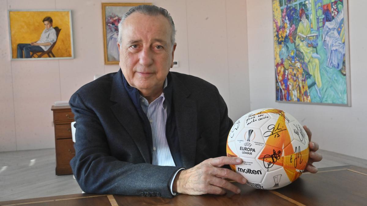 Fernando Roig, con el balón de la final de la Europa League anuncia un mercado movido para el Villarreal y afirma que se intentará potenciar su plantilla