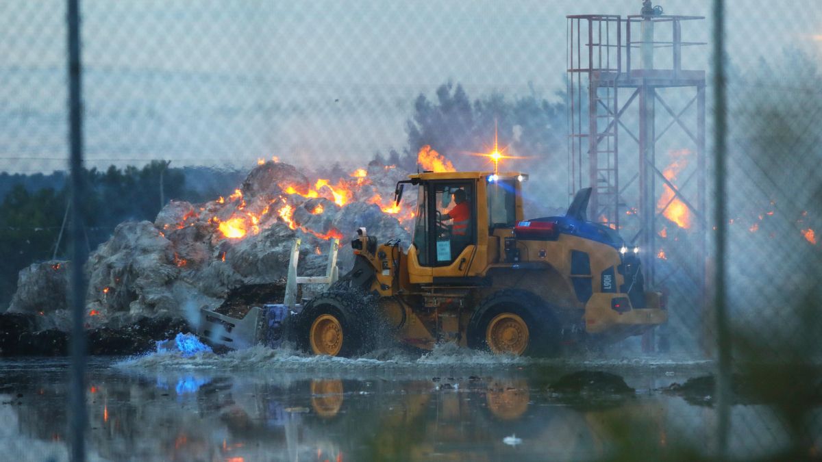 Un bombero durante las labores de extinción del fuego.