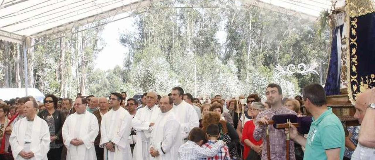 José Luis Muñiz -primer cura por la derecha- en las Festas dos Remedios. // Santos Álvarez