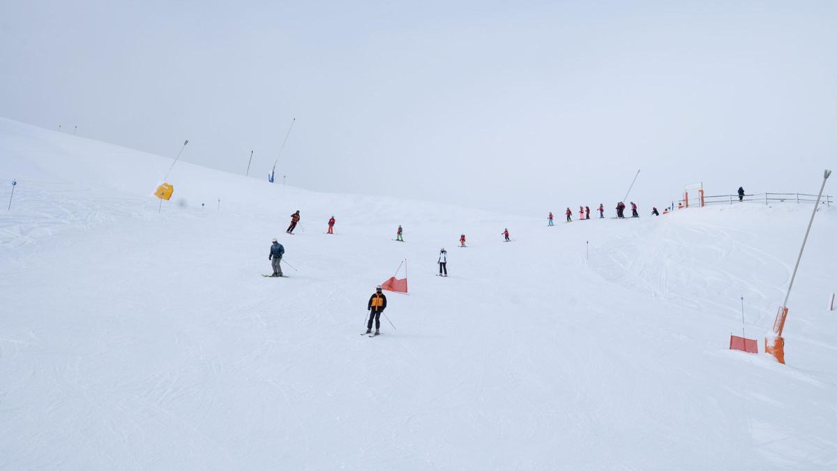Varios esquiadores descienden por las pistas de Grupo Aramón.