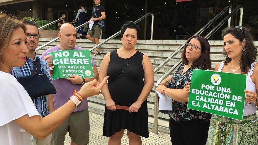 Padres del CEI Altabaca se manifiestan ante la Delegación de Educación junto a representantes del PP, como Patricia Navarro.