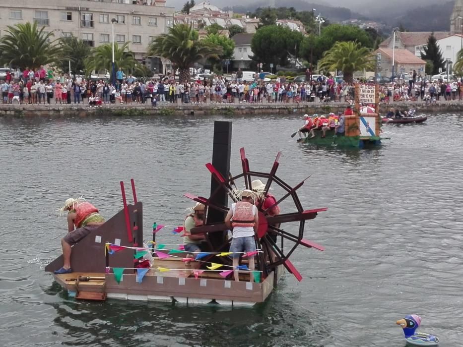 "Flota como poidas" llena el estuario del río Miñor de improvisados e ingeniosos artefactos flotantes.