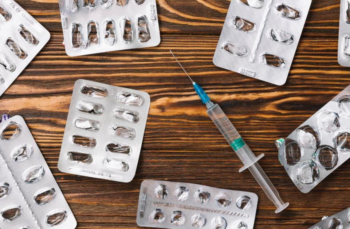 Implant subcutani que administra medicaments