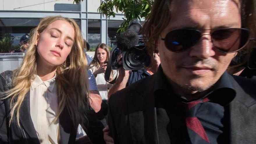 Amber Heard y Johnny Depp, a la salida del Juzgado.