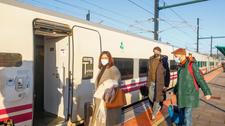 La mayor parte de la expedición de la Mancomunidade partió en AVE hacia Madrid desde Vilagarcía. |   // IA