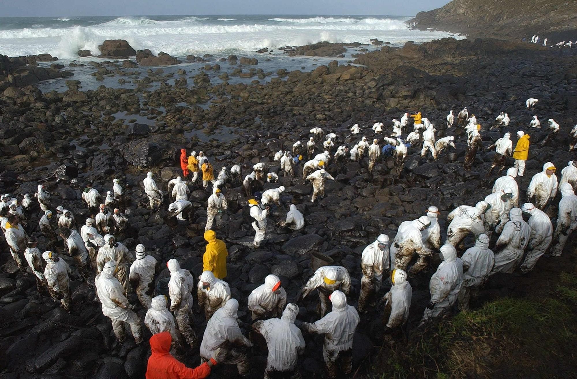 la zona de Muxía en enero de 2003 tras la marea negra del Prestige Lavandeira Jr EFE .jpg