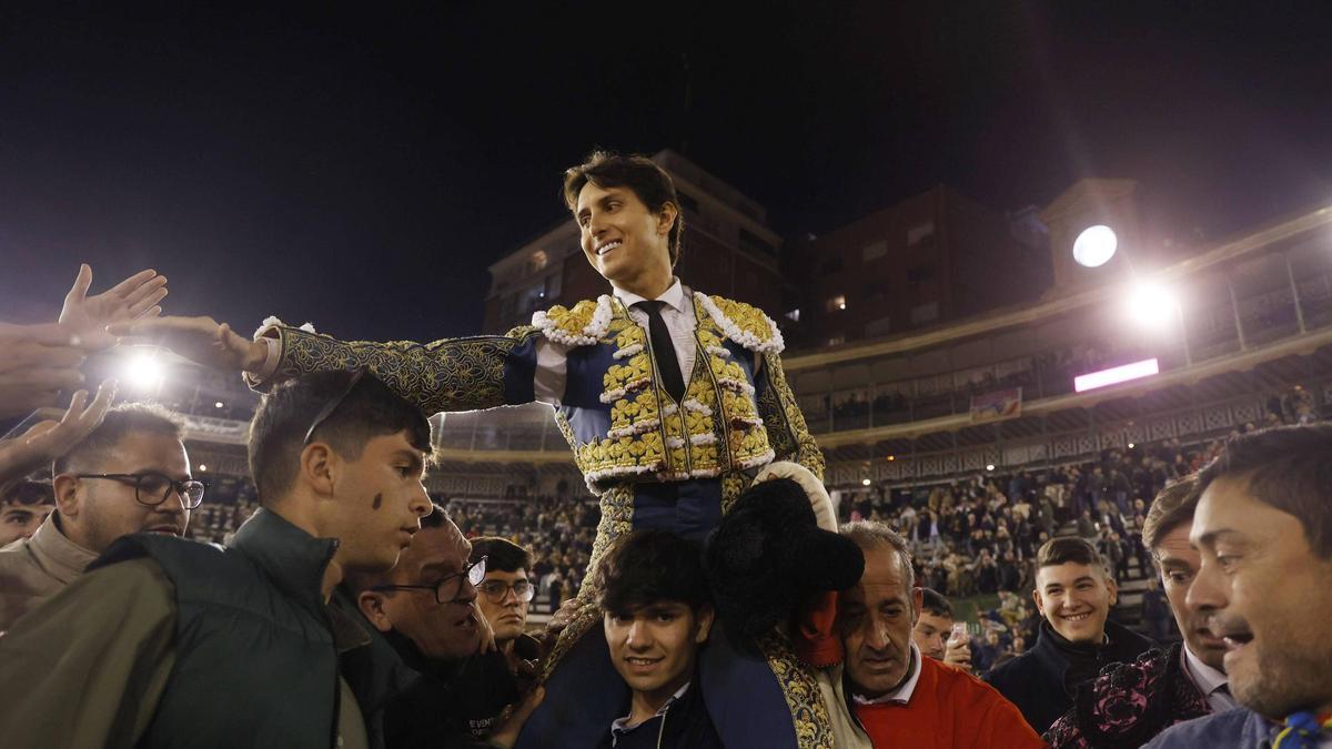 Andrés Roca Rey sale por la puerta grande de València durante la Feria de Fallas de este año.