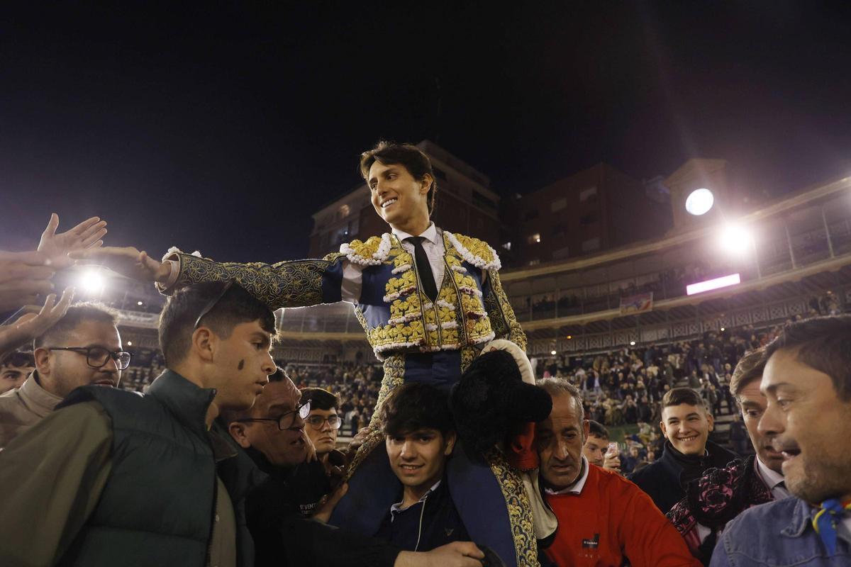 Andrés Roca Rey sale por la puerta grande de València durante la Feria de Fallas de este año.
