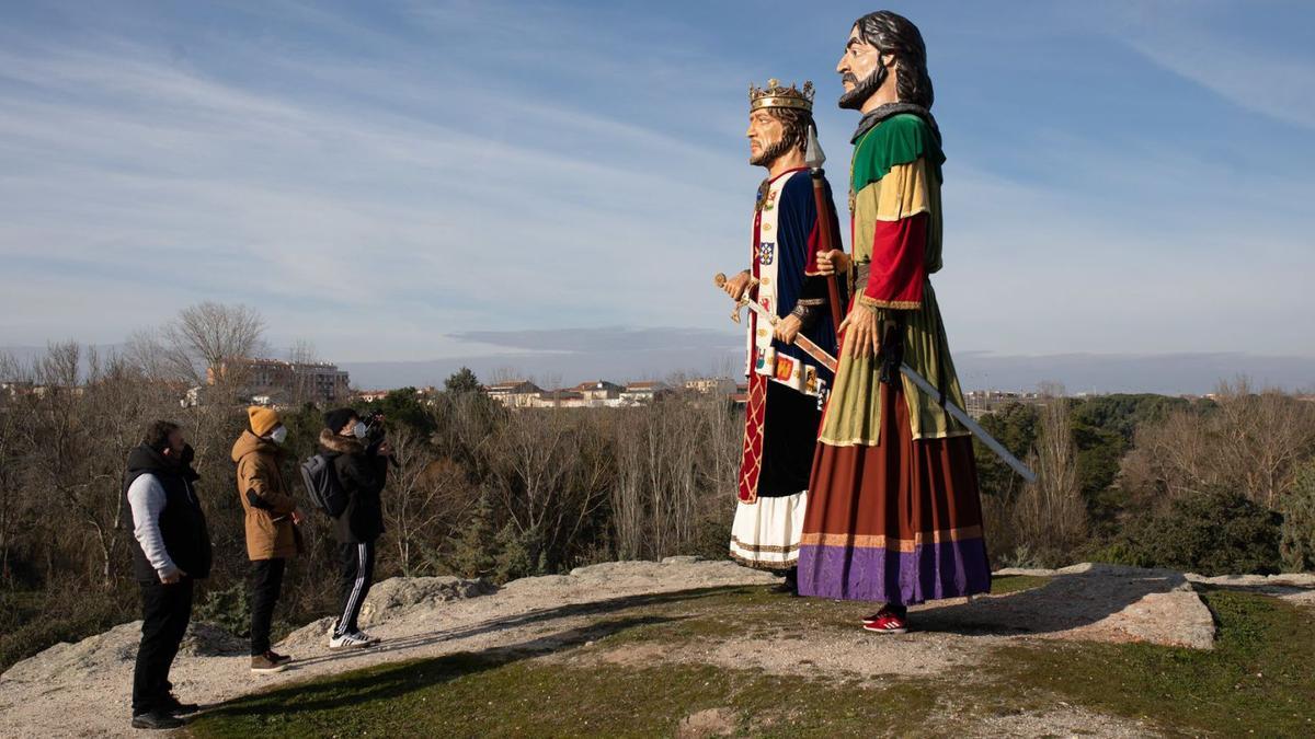 Un momento de la grabación de la serie documental en la zona de Valorio con dos de los gigantes de la asociación.