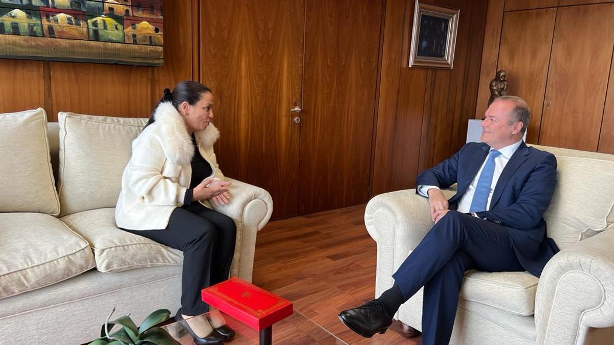 El alcalde junto a la nueva cónsul del Reino de Marruecos.