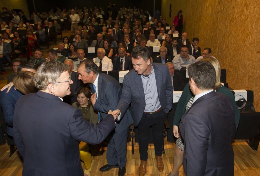 El presidente de la Generalitat, Ximo Puig, saluda al empresario Juan Planes, en presencia del portavoz de Ciudadanos, Fernando Giner, y la subdirectora de Levante-EMV, Isabel Olmos.