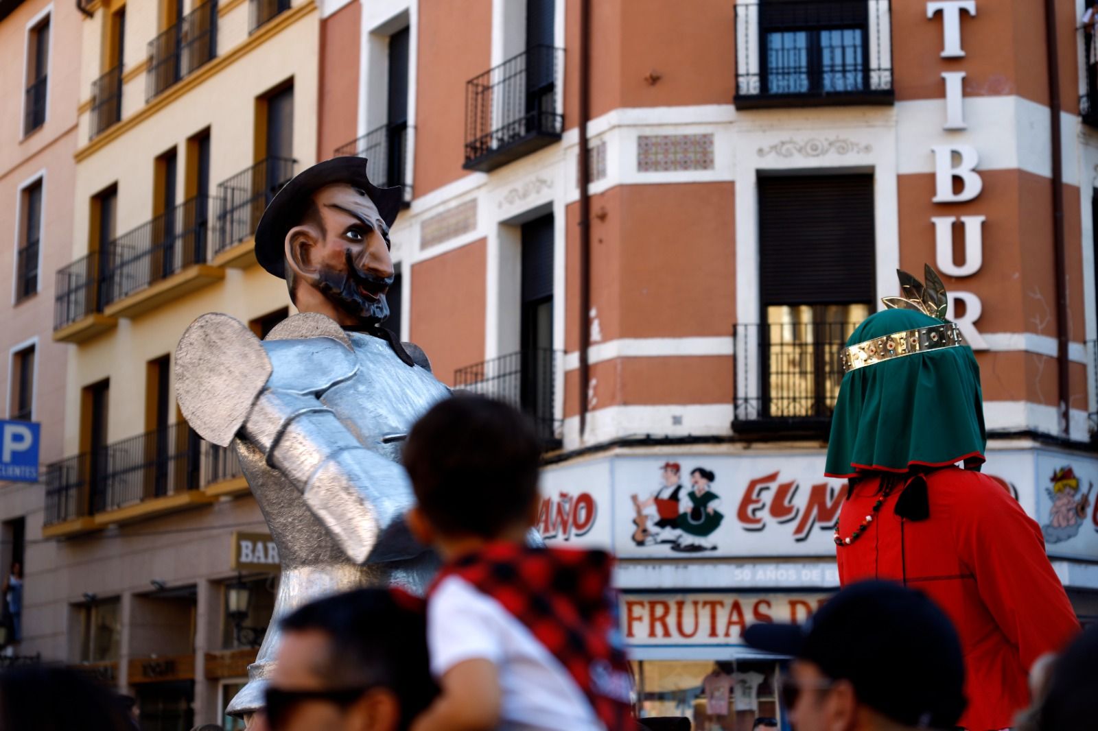 En imágenes | La comparsa de gigantes y cabezudos se da un baño de masas