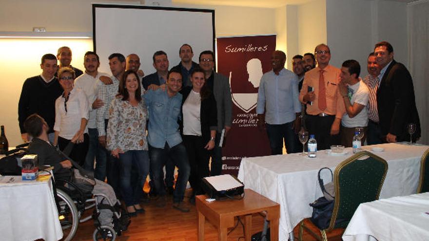 Jordi Melendo, con los asistentes a la cata de champagnes.