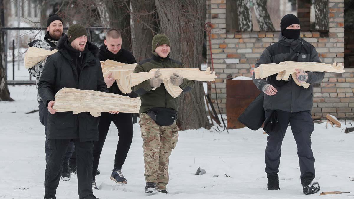 Civiles ucranianos armados con fusiles de madera entrenan en Kiev.