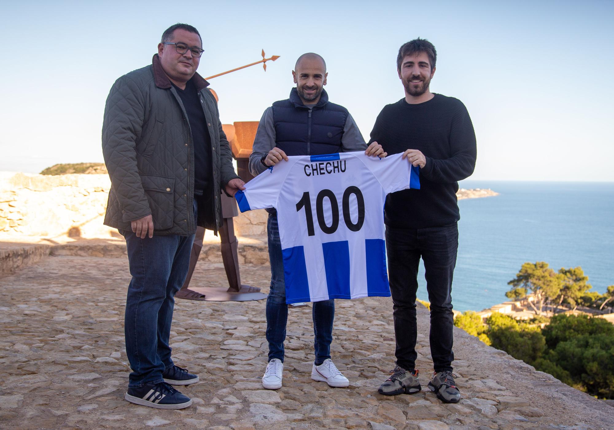 Chechu Flores posa junto los integrantes de la comisión del Centenario en el Castillo de Santa Bárbara.