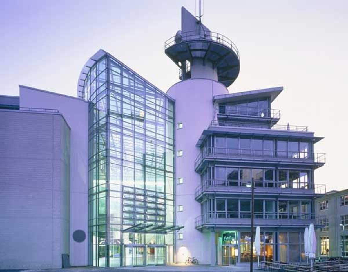 Edificio del Centro de Información Multimedia en el Media Harbour de Dusseldorf.